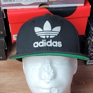 Mens Ajustable Adidas Black Snapback Cap with Green Brim